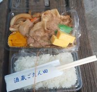 豚の生姜焼き弁当野菜炒め付き。汁漏れしないようラップに包まれている